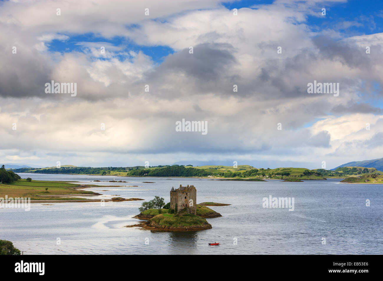 Castle Stalker è una di quattro piani casa torre o mantenere pittorescamente adagiato su di un isolotto di marea sul Loch latch, un ingresso off Loch Linnhe Foto Stock