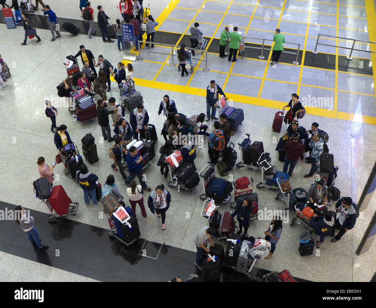 Cina turisti cinesi all'aeroporto di Hong Kong Foto Stock