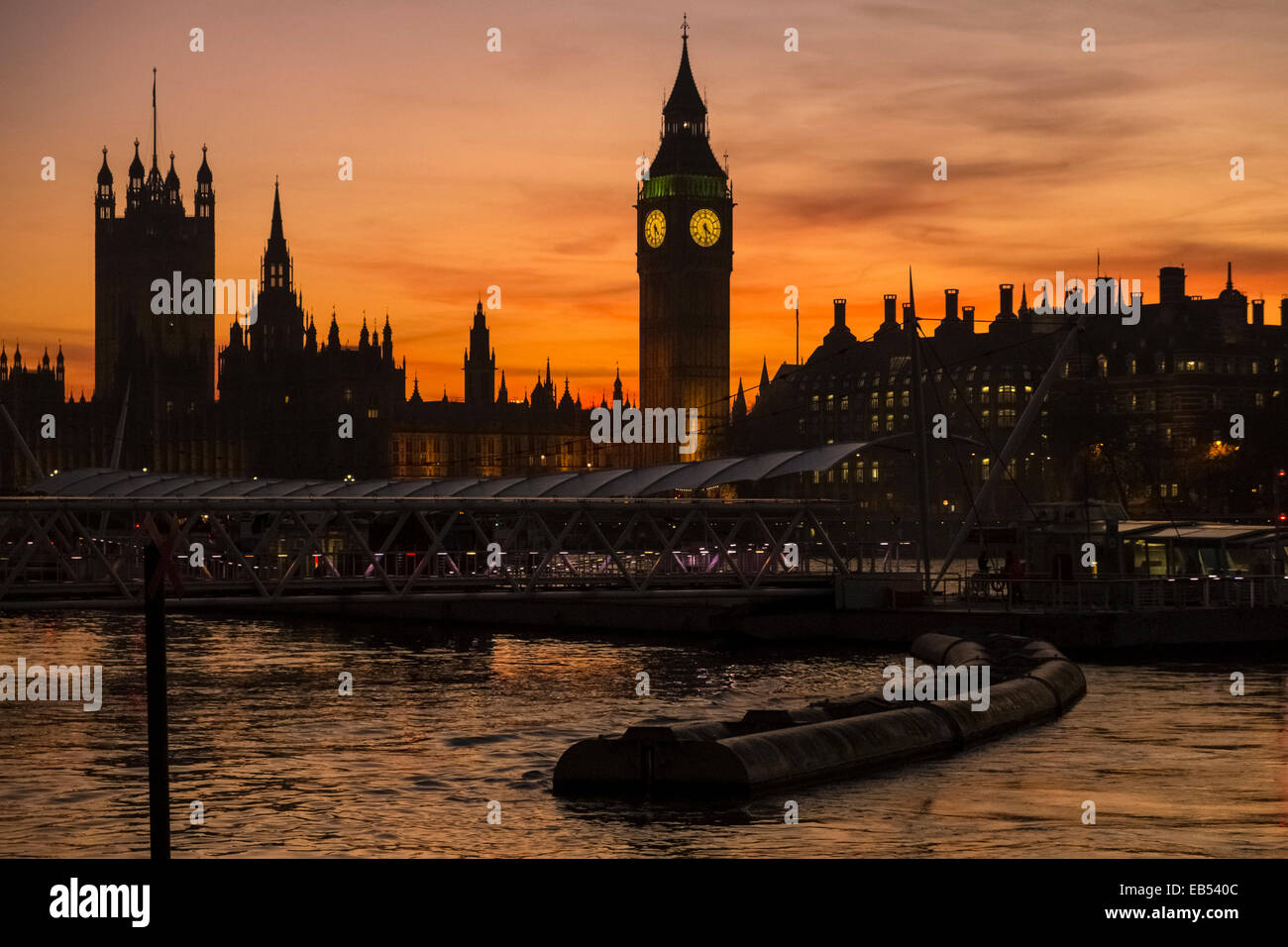 Cityscape tramonto sul case del Parlamento e il Big Ben, Westminster, London, England Regno Unito Foto Stock