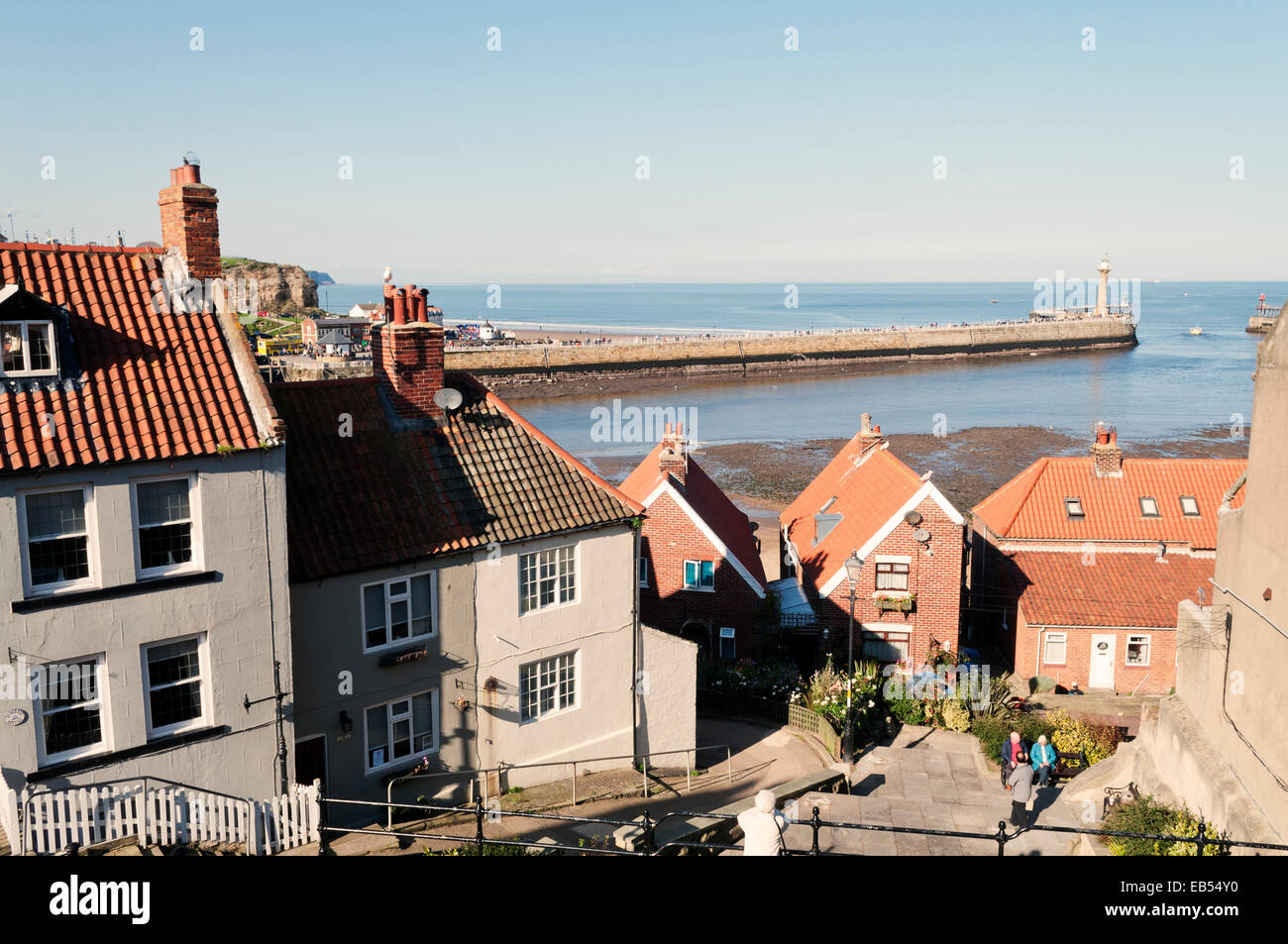 Whitby Harbour ingresso visto dalla 199 passi Foto Stock