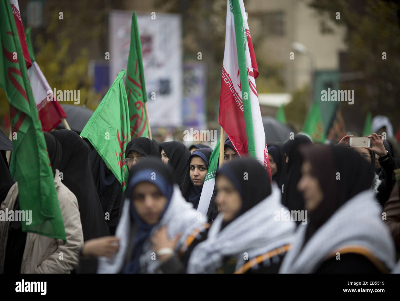 Tehran, Iran. 26 Nov, 2014. Novembre 26, 2014 - Teheran, Iran - le donne iraniane che sono membri del Basij forza paramilitare prendere parte un rally per contrassegnare il Basij settimana nel centro di Teheran. Morteza Nikoubazl/ZUMAPRESS Credito: Morteza Nikoubazl/ZUMA filo/Alamy Live News Foto Stock