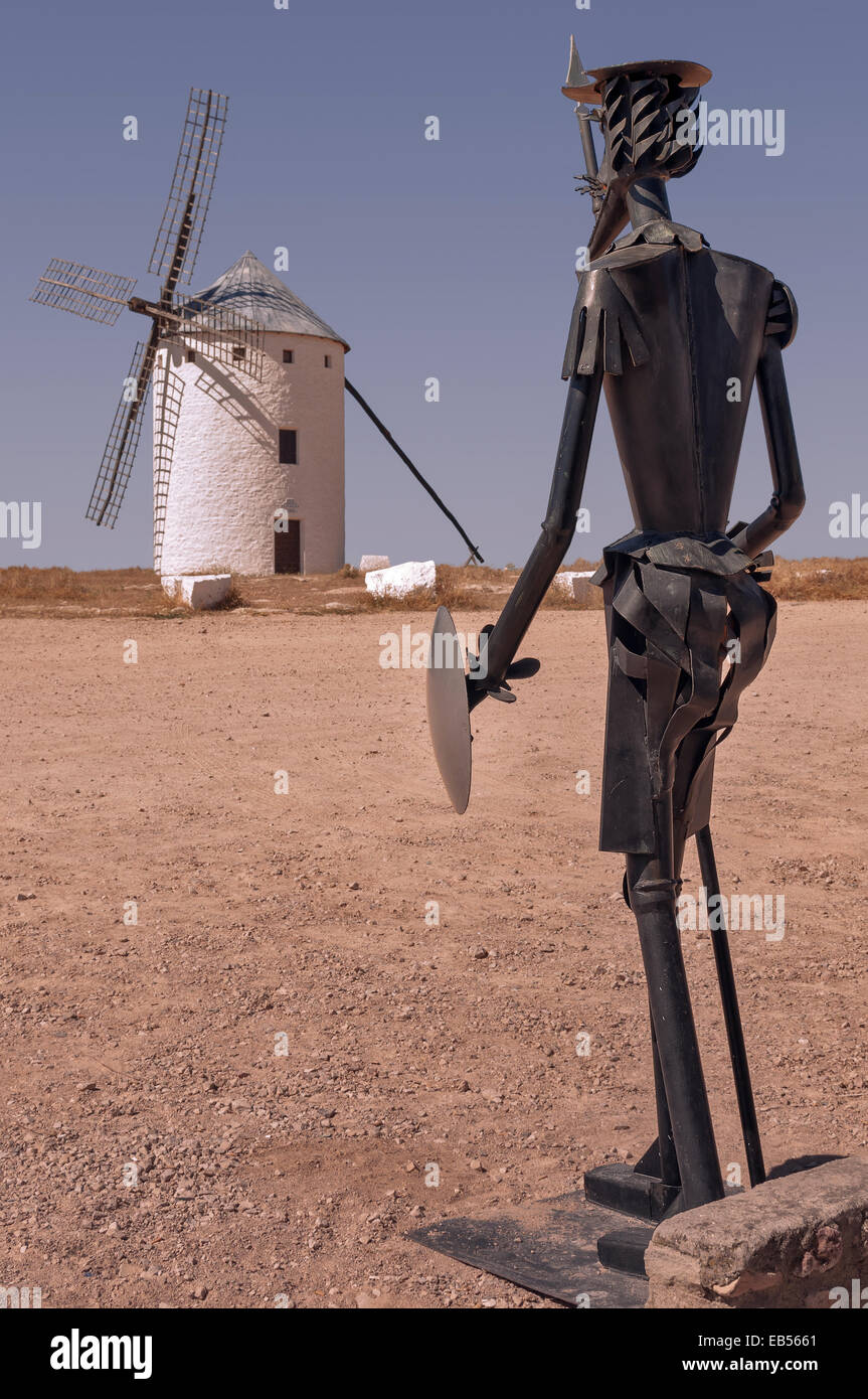 Un monumento di Don Chisciotte con un mulino a vento a Campo de Criptana, Ciudad Real, Castilla la Mancha, in Spagna Foto Stock