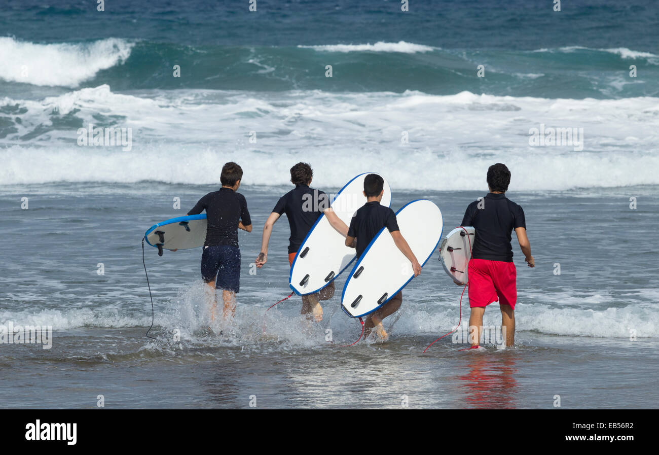 Una delle molte scuole di surf a La Cicer sulla spiaggia cittadina, Playa de Las Canteras, a Las Palmas di Gran Canaria Isole Canarie Spagna Foto Stock