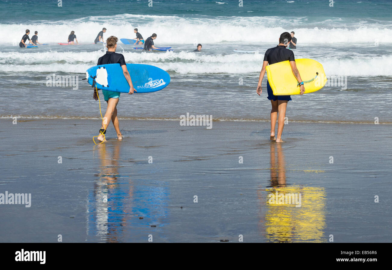 Una delle molte scuole di surf a La Cicer sulla spiaggia cittadina, Playa de Las Canteras, a Las Palmas di Gran Canaria Isole Canarie Spagna Foto Stock