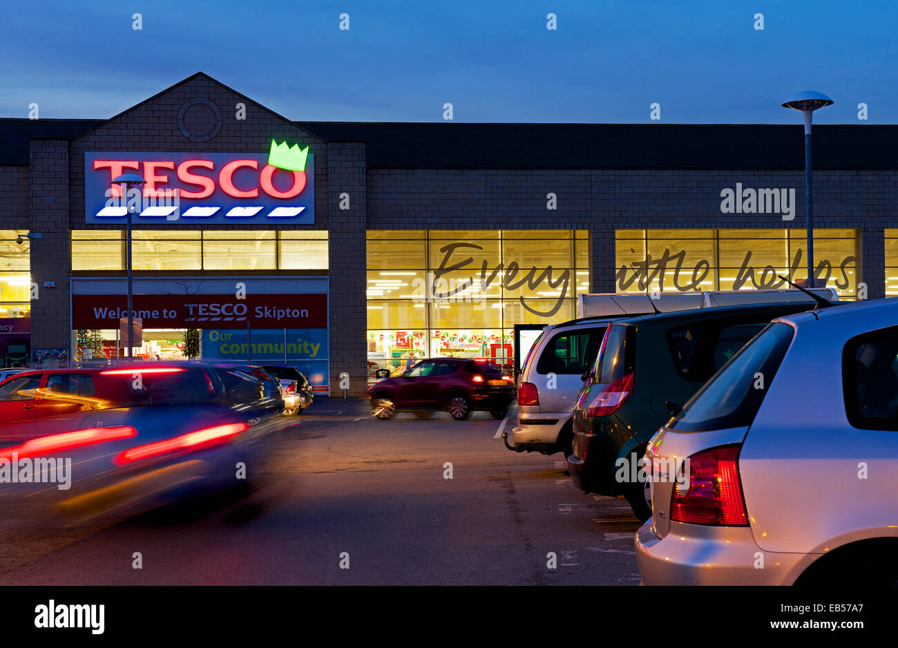 Negozio Tesco al crepuscolo, Skipton, North Yorkshire, Inghilterra, Regno Unito Foto Stock
