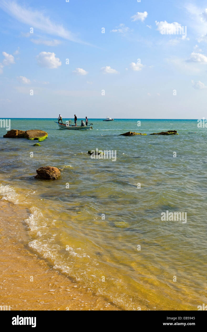 Tunisia Hammamet, pescatori sul mare Foto Stock