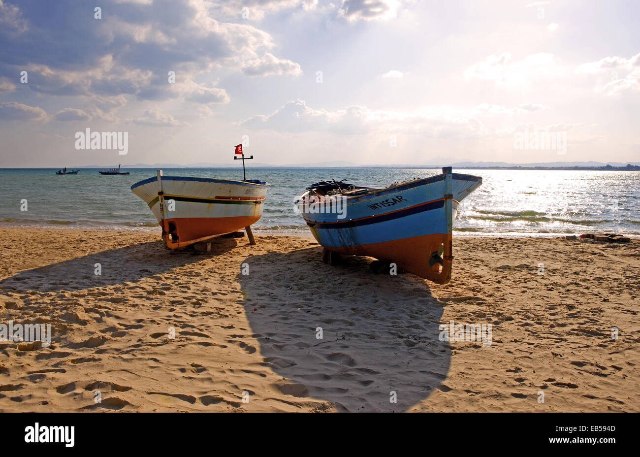 Tunisia Hammamet, barche di pescatori sulla spiaggia di Medina Foto Stock