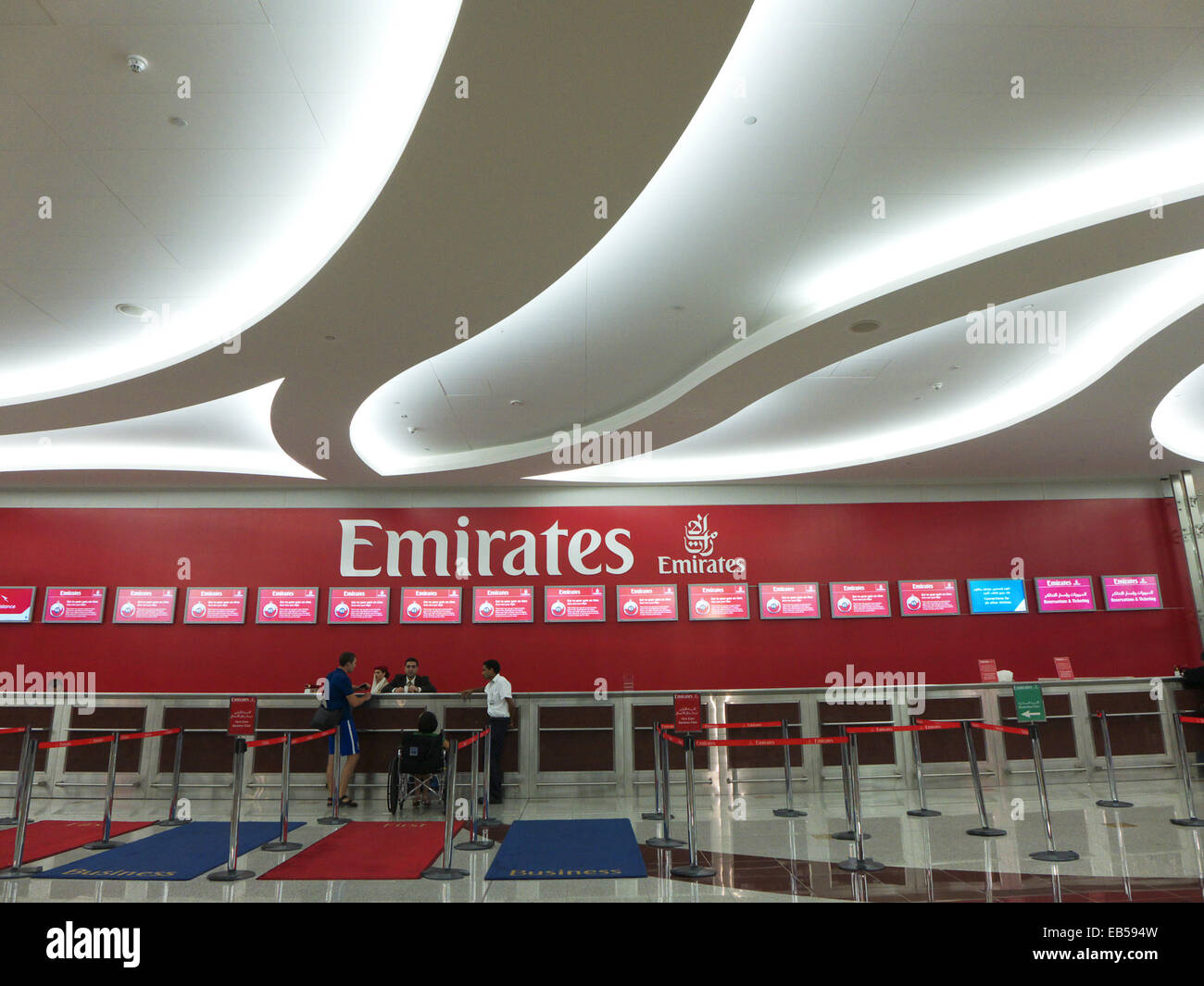 Emirati Arabi Uniti Dubai International Airport moderna architettura arrivo partenza passeggeri Traffico viaggiatori turismo vacanza turistica Foto Stock