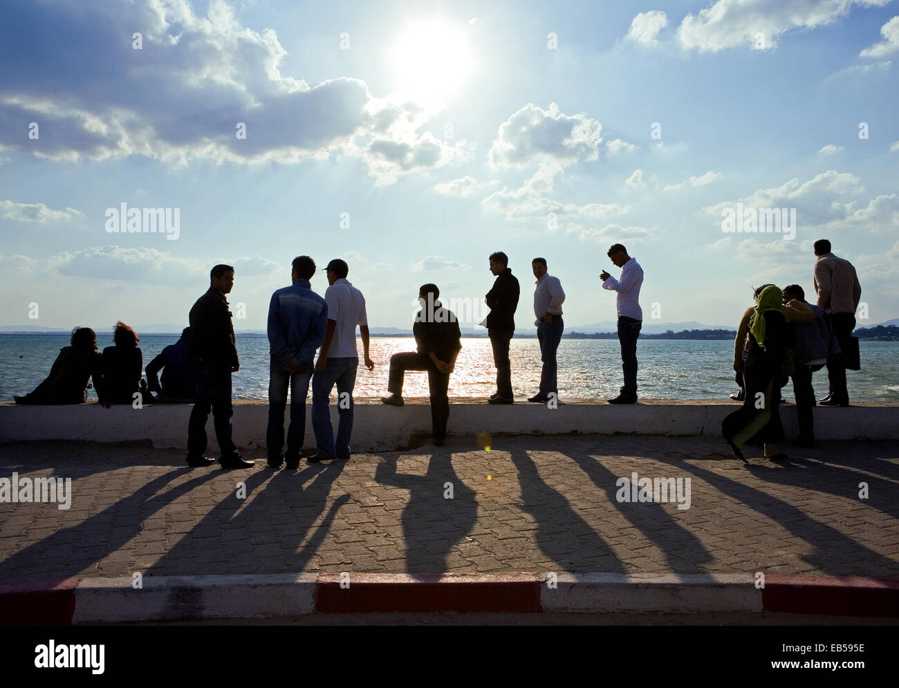 Tunisia Hammamet, la gente sulla spiaggia della Medina al tramonto Foto Stock