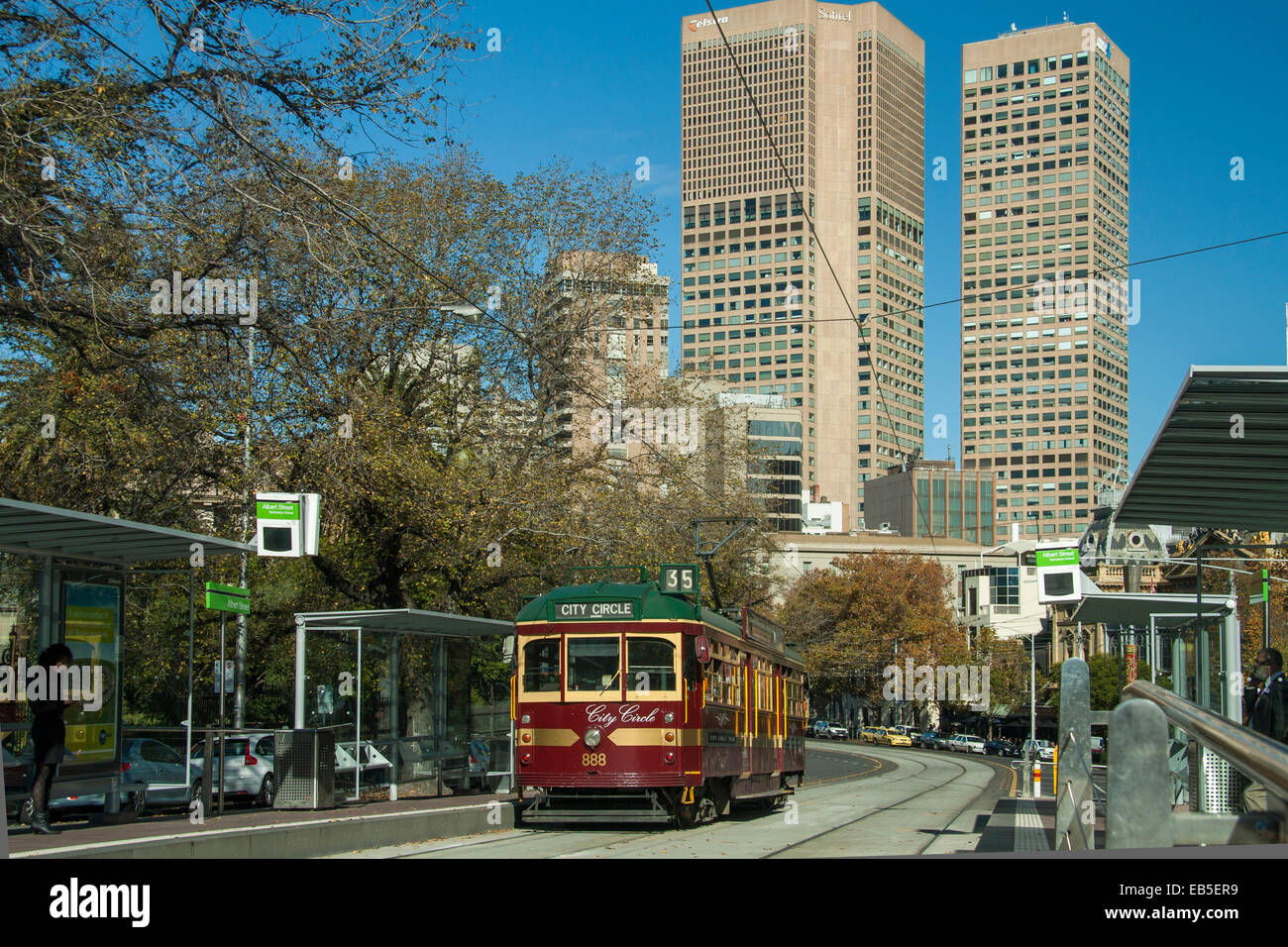 Melbourne street trolley bus e tram, Australia Foto Stock