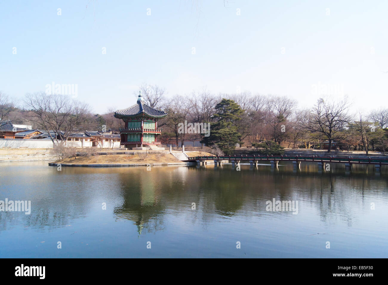 Hyangwonjeong padiglione presso il Palazzo Gyeongbokgung in inverno, Seoul, Corea del Sud Foto Stock