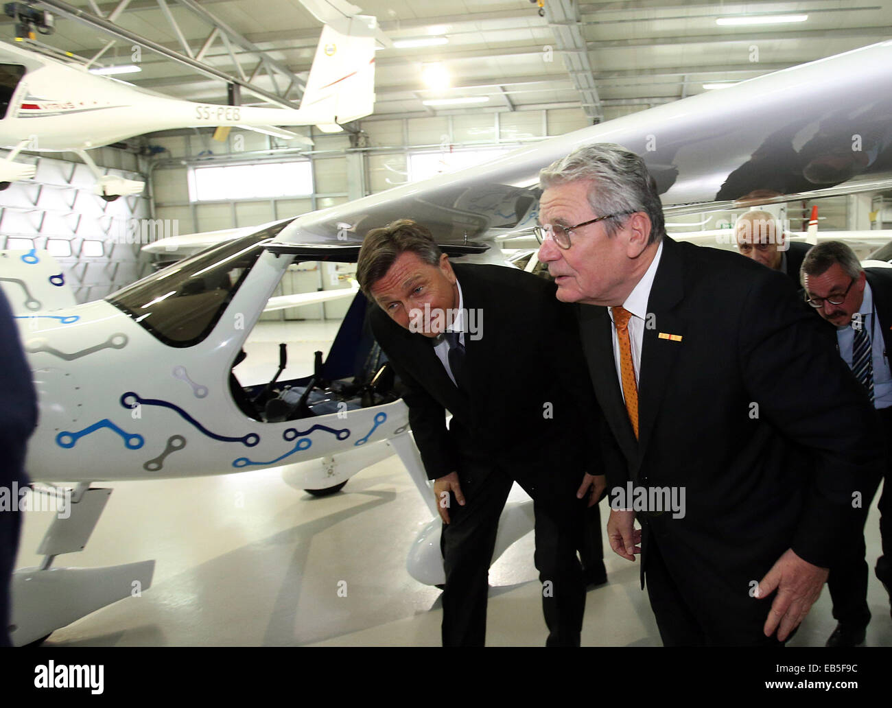 Il Presidente tedesco Joachim Gauck (L) e presidente sloveno Borut Pahor visita il Pipistrel aereo nella factory di Nova Gorica, in Slovenia, 26 novembre 2014. Foto: WOLFGANG KUMM/dpa Foto Stock