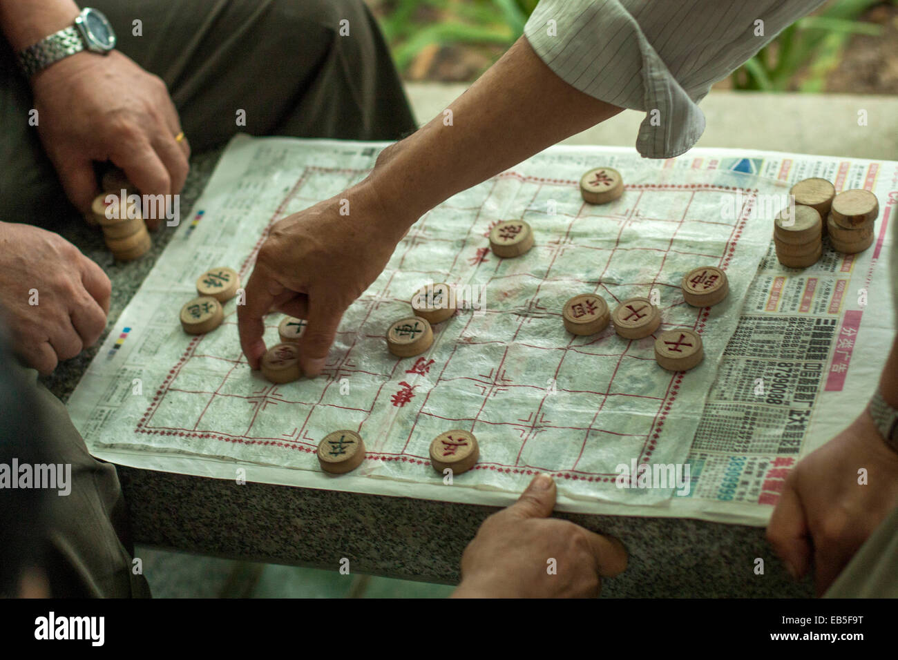 Le mani nella ripresa del gioco di bordo essendo giocato, Cinese gioco di scacchi Foto Stock