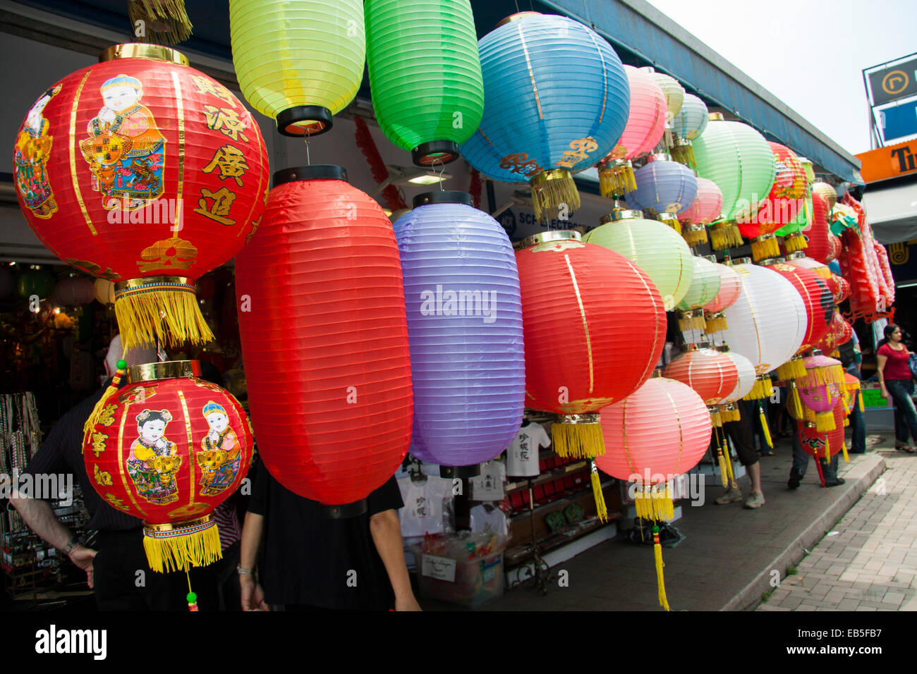 Sfumature di luce e lampioncini colorati in un negozio in Cina Foto Stock