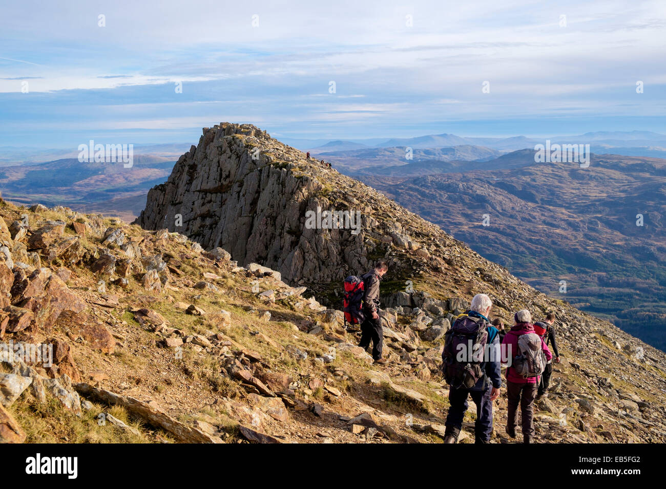 Escursioni escursionistiche tra le cime gemelle di Y Lliwedd in montagna del Parco Nazionale di Snowdonia. Gwynedd, Galles del Nord, Regno Unito, Gran Bretagna Foto Stock