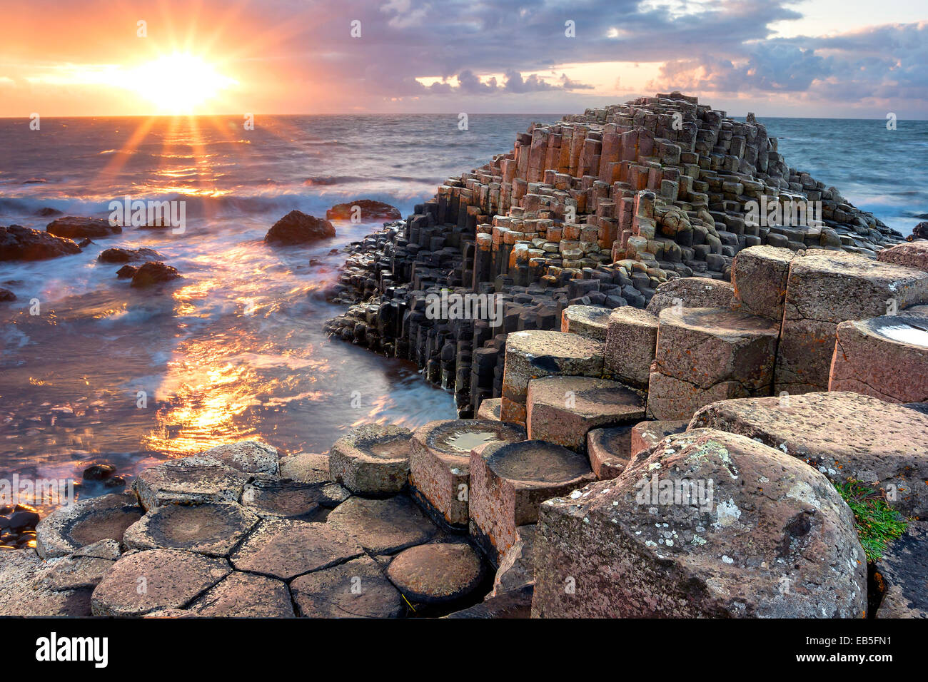 Tramonto al Giant's Causeway in North Antrim, Irlanda del Nord Foto Stock