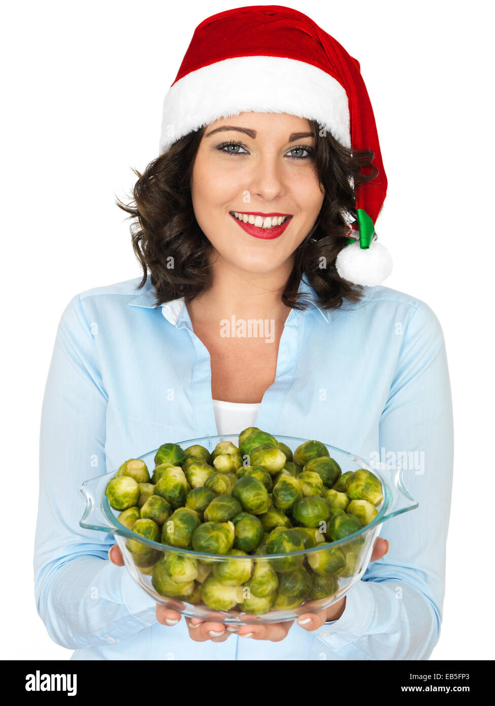 Giovane donna in possesso di una ciotola di cucinato al momento i cavoletti di Bruxelles verdure isolata contro uno sfondo bianco pronto a mangiare con un tracciato di ritaglio Foto Stock