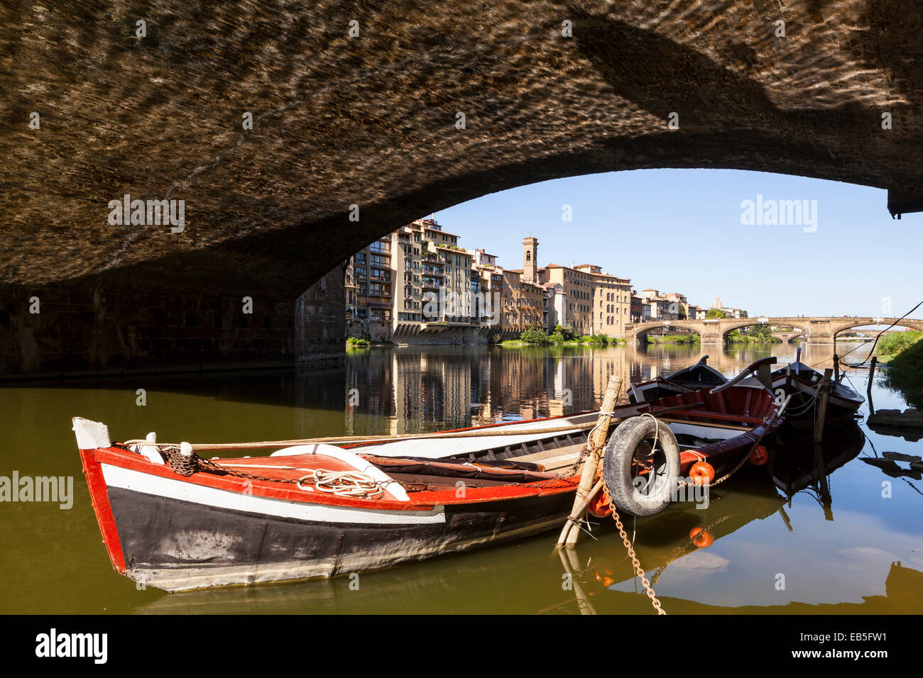 Il fiume Arno al di sotto del Ponte Vecchio, Firenze. Il Ponte Vecchio è un ponte risalente al Medioevo e oggi ospita molti jewe Foto Stock