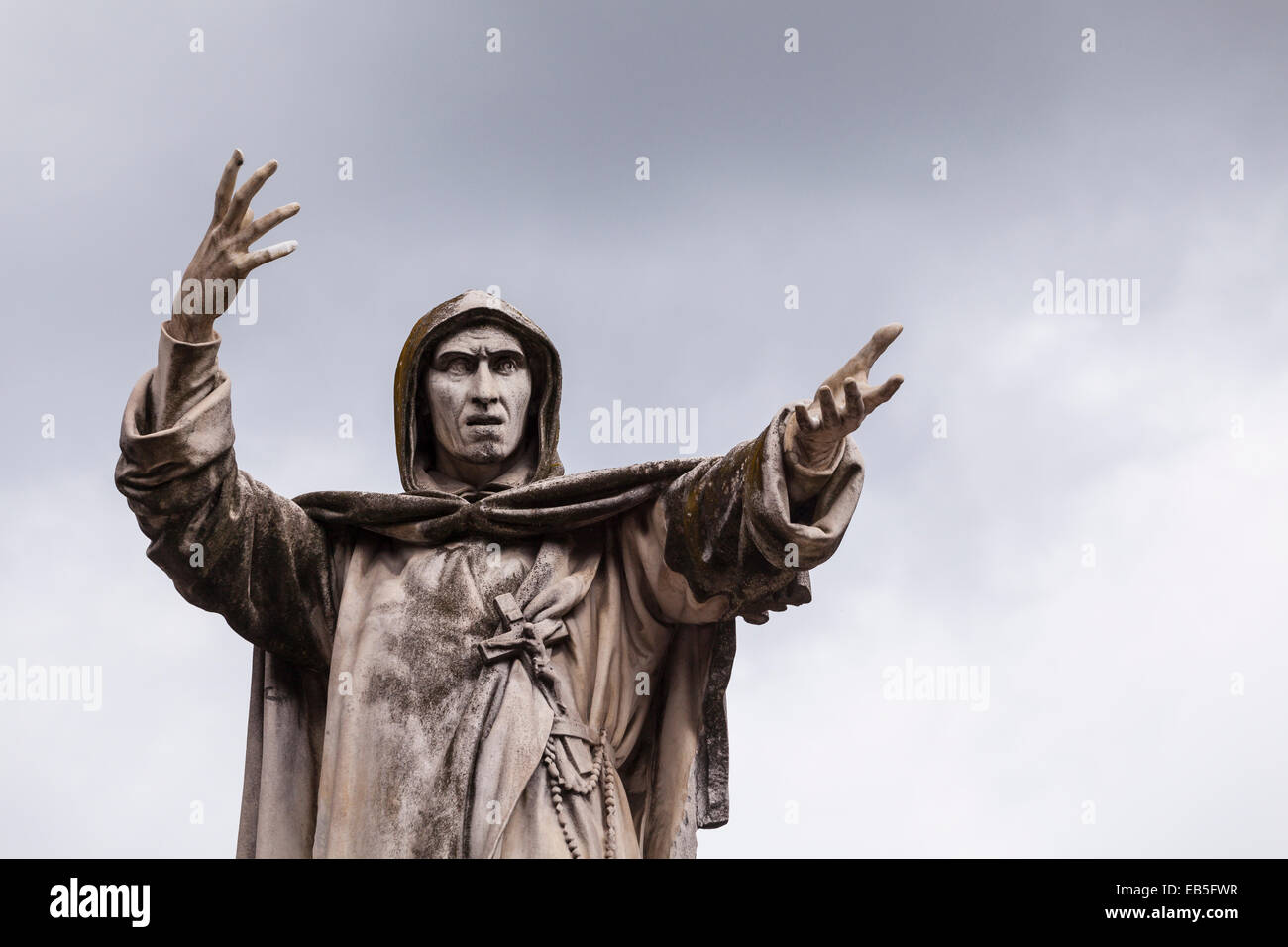 Statua di Girolamo Savonarola a Ferrara, Italia. Egli era un italiano di frate domenicano e predicatore attivo nella Firenze rinascimentale, Foto Stock