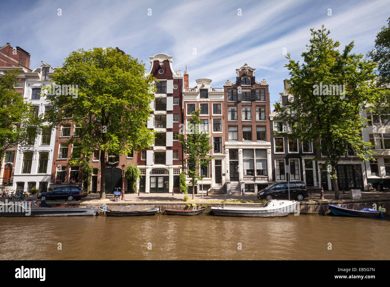 Un canale di Amsterdam, Paesi Bassi. I canali del centro di Amsterdam è stato designato un patrimonio mondiale Siye dall'UNESCO. Foto Stock