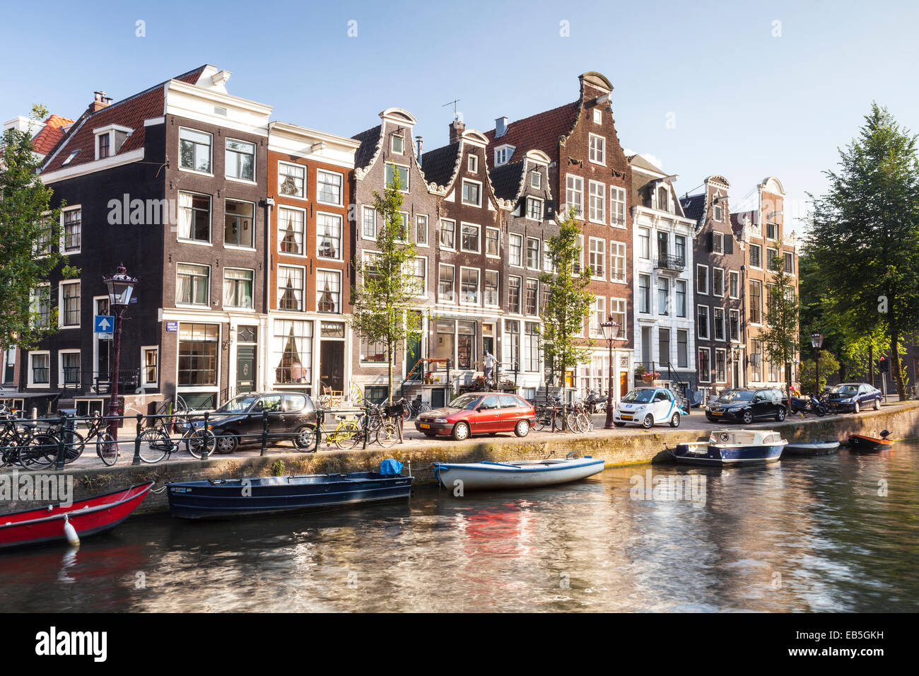 Un canale di Amsterdam, Paesi Bassi. I canali del centro di Amsterdam è stato designato un patrimonio mondiale Siye dall'UNESCO. Foto Stock