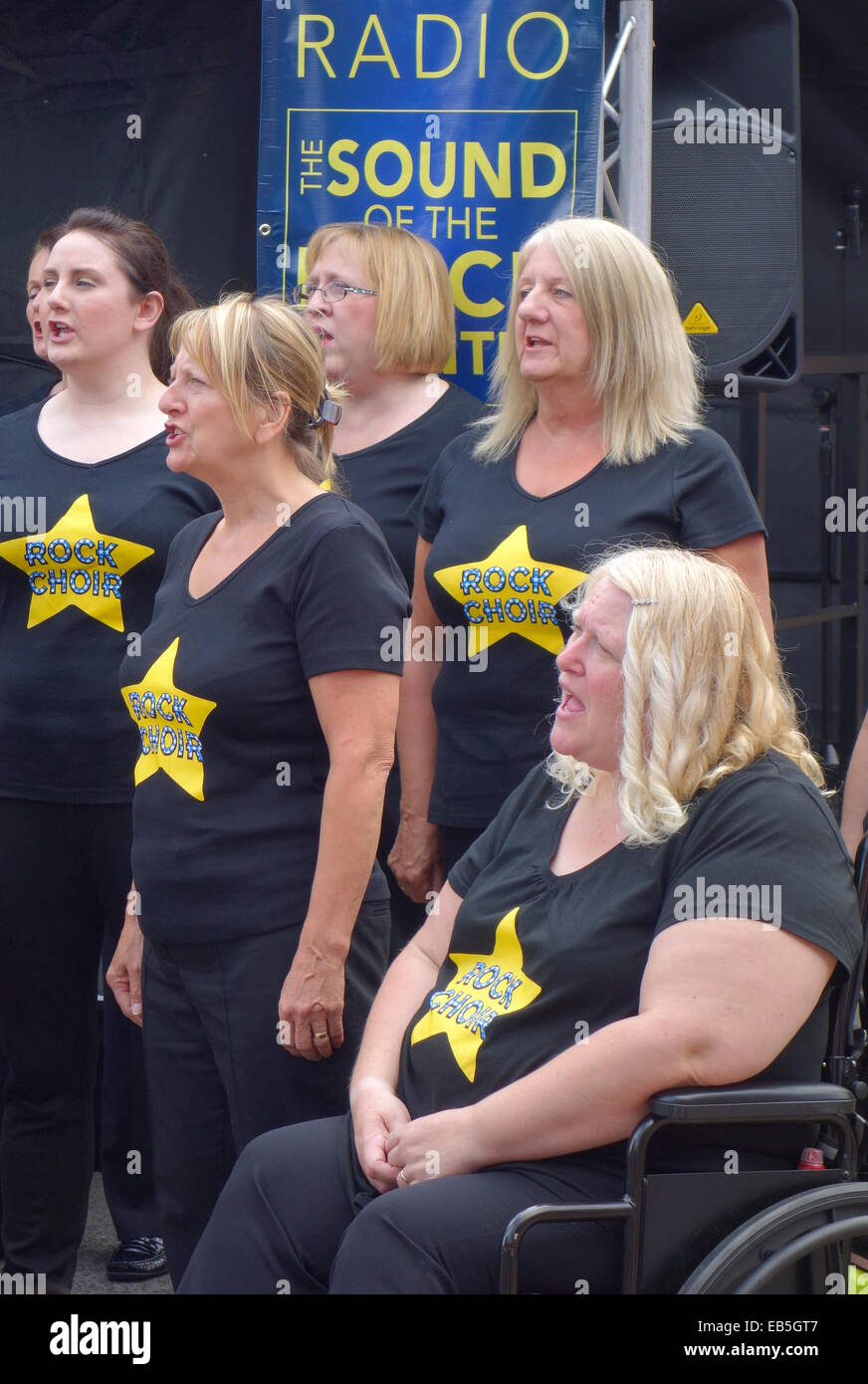 Coro di roccia di eseguire a Stourbridge Carnevale, Black Country Festival, Stourbridge, West Midlands, England, Regno Unito Foto Stock