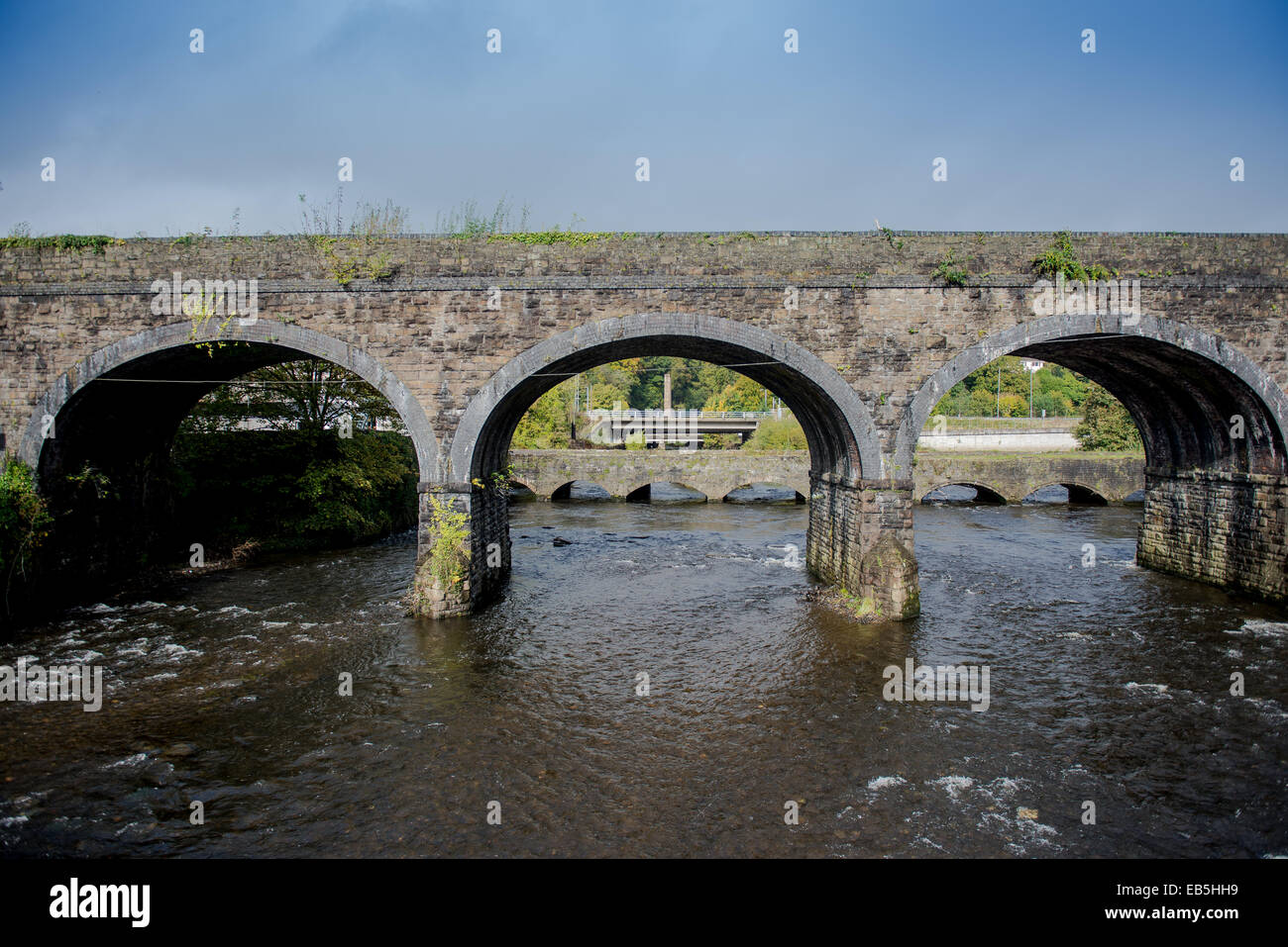 Il ponte della ferrovia e Tennant Canal Aquaduct in Aberdulais, Neath, Wales, Regno Unito Foto Stock