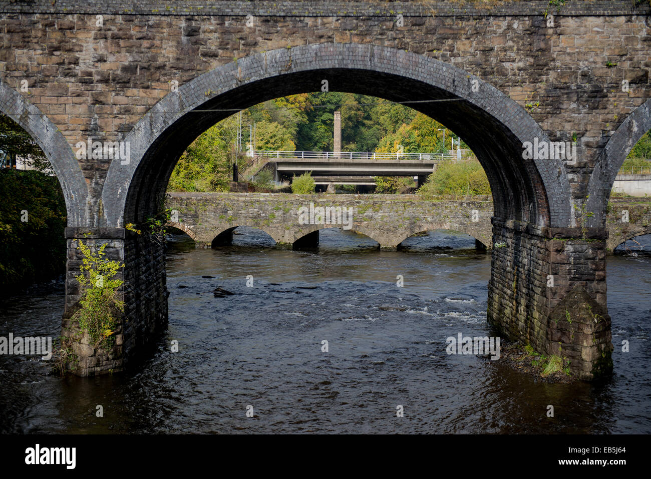 Il ponte della ferrovia e Tennant Canal Aquaduct in Aberdulais, Neath, Wales, Regno Unito Foto Stock