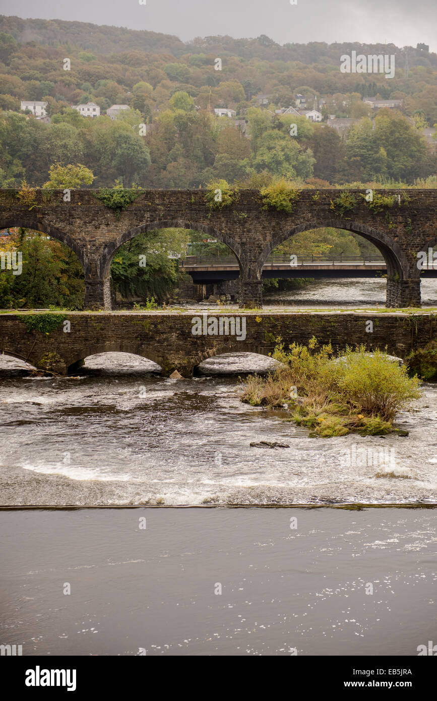 Il ponte della ferrovia e Tennant Canal Aquaduct in Aberdulais, Neath, Wales, Regno Unito Foto Stock