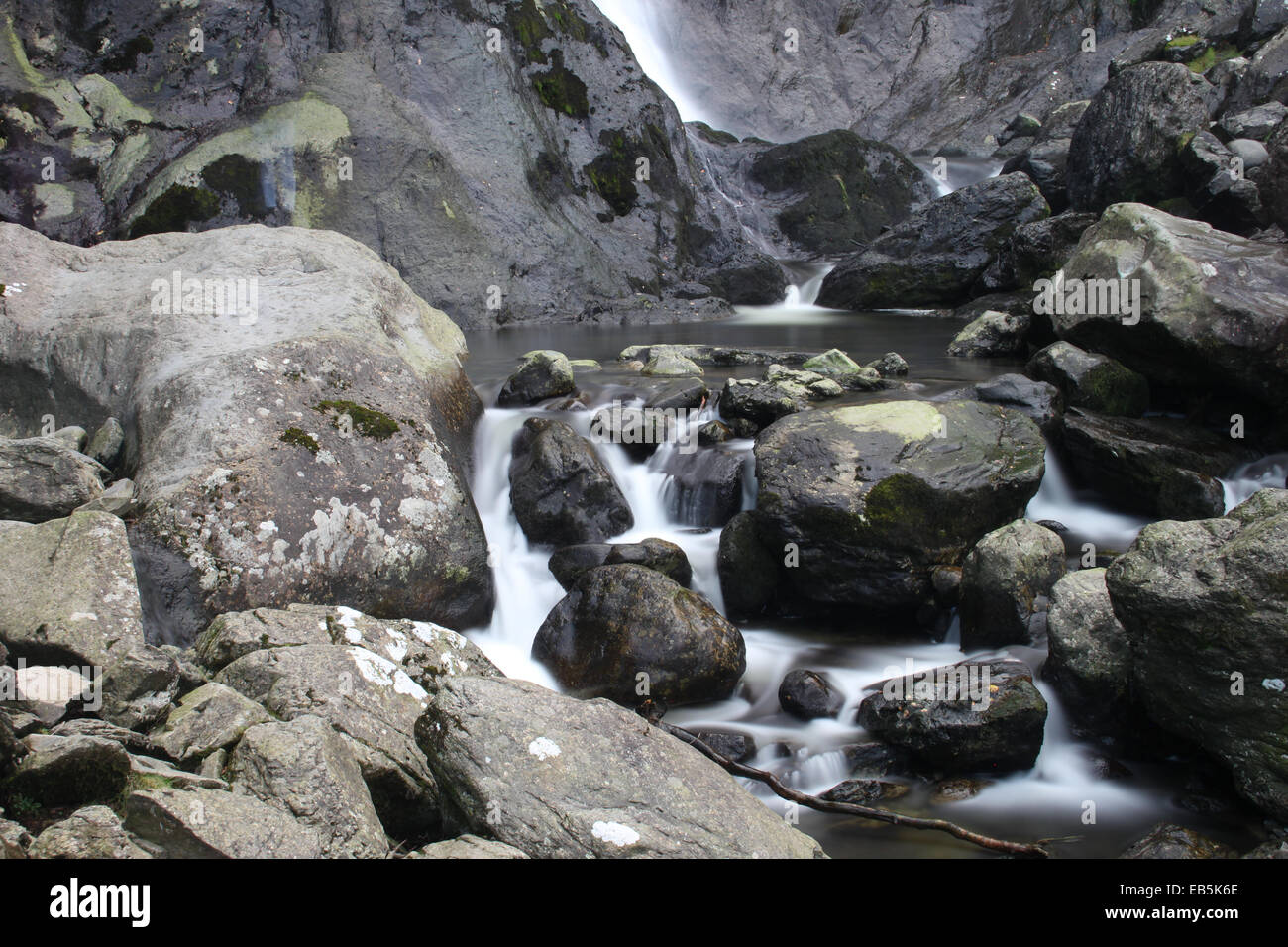 L'acqua che scorre sulle rocce Foto Stock