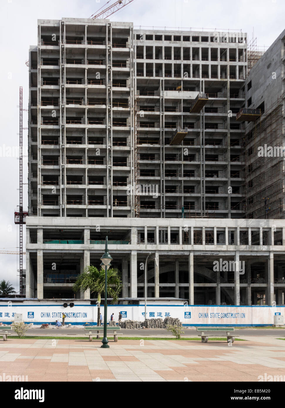 Edificio esterno del nuovo grande appartamento o edificio in costruzione a Bata, Guinea equatoriale Foto Stock
