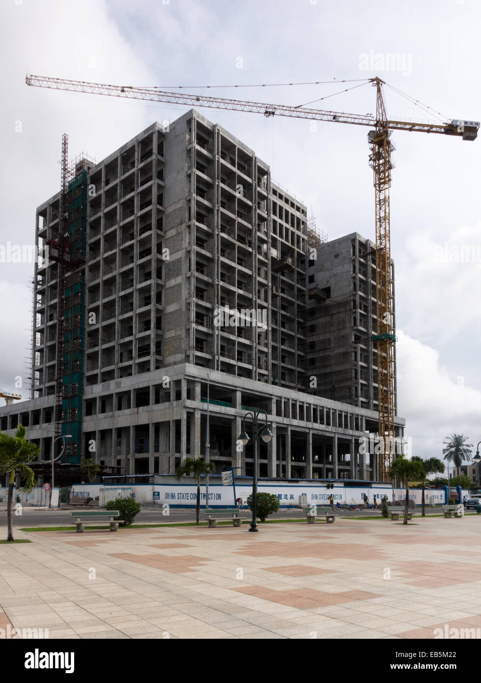 Edificio esterno del nuovo grande appartamento o edificio in costruzione a Bata, Guinea equatoriale Foto Stock