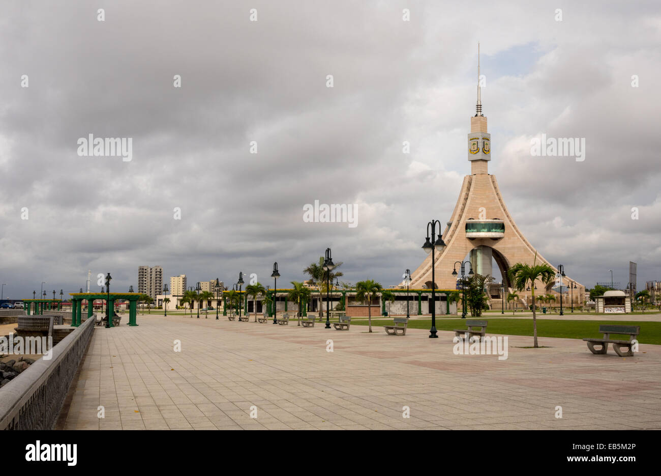 Torre di libertà una torre monumentale di 62 m di altezza e contenente un ristorante girevole all'altezza di 25 m di Bata EG Foto Stock