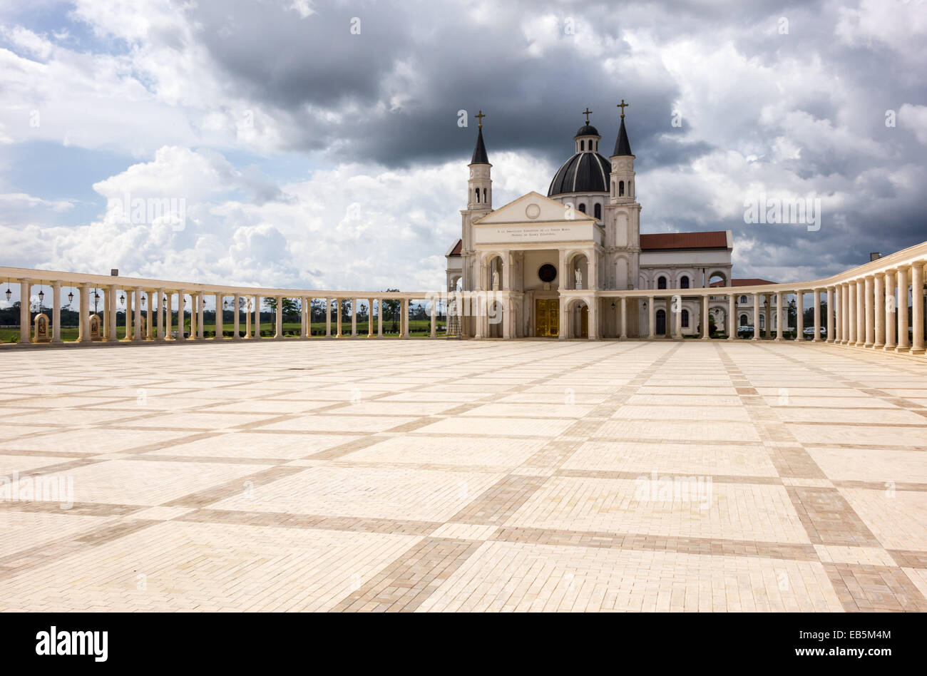 Immagine drammatica della Basilica dell Immacolata Concezione della Vergine Maria in Mongomo, Guinea Equatoriale in Africa Foto Stock