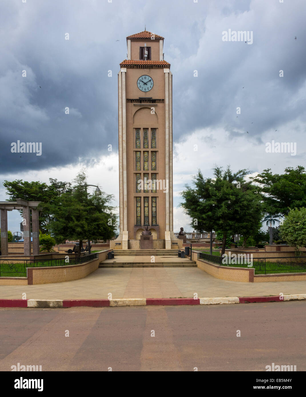 La torre dell Orologio e statue del presidente e del capo di stato nella sua città natale di Mongomo, Guinea Equatoriale in Africa Foto Stock
