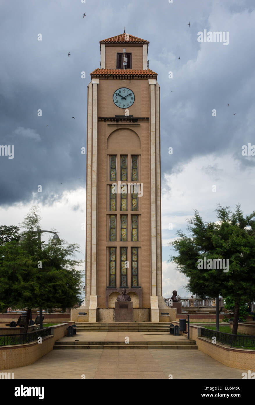 La torre dell Orologio e statue del presidente e del capo di stato nella sua città natale di Mongomo, Guinea Equatoriale in Africa Foto Stock
