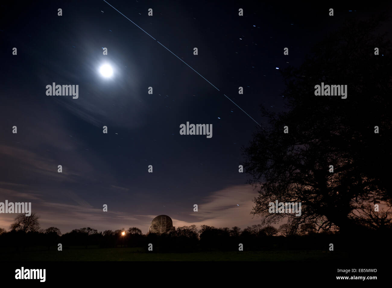 Il Iinternational Space Station effettua un sorpasso su Jodrell Bank radio telescopio nel Cheshire 10/04/14. Foto Stock