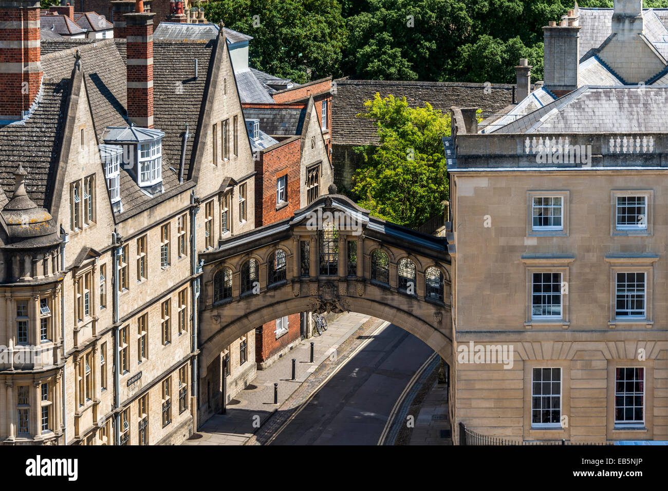 Hertford Bridge, conosciuto popolarmente come il Ponte dei Sospiri, è un skyway unire due parti di Hertford College di New College Lane Foto Stock