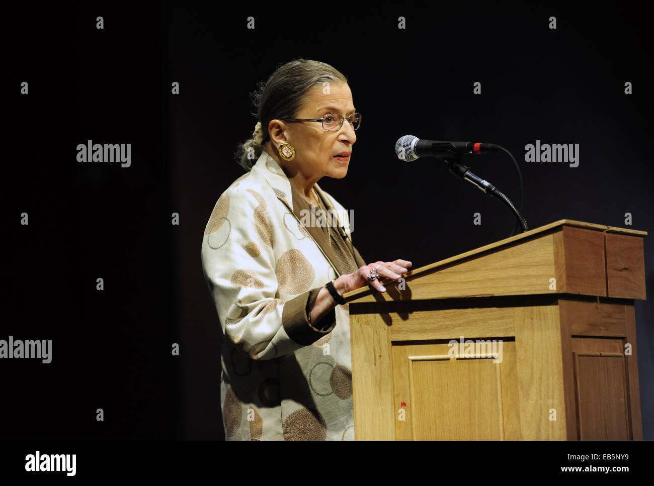 Stanford, CA, Stati Uniti d'America. Xvii Sep, 2013. In questo file foto scattata il 17 settembre 2013, Ruth Bader Ginsberg parla a Stanford scuola di legge a Stanford in California. Oggi gli Stati Uniti Surpreme corte giustizia è sottoposto a intervento chirurgico al cuore a causa di un blocco di arteria coronarica. © Josh Edelson/ZUMA filo/Alamy Live News Foto Stock