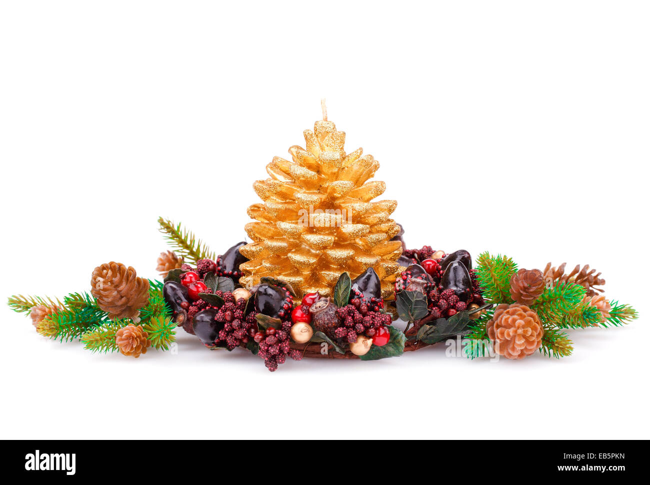 Christmas candle e decorazione isolati su sfondo bianco. Foto Stock