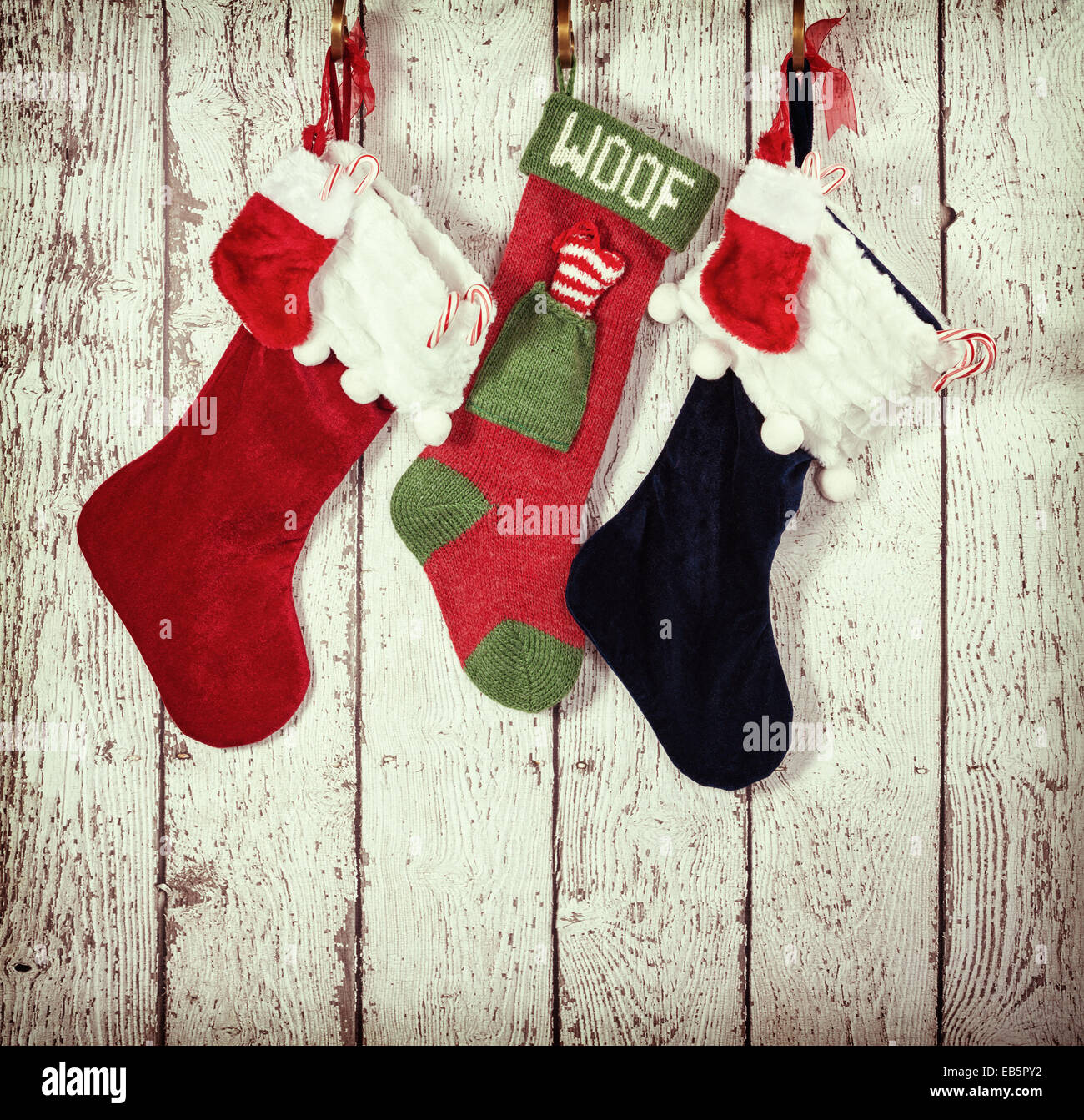 Calza di Natale appeso contro il legno rustico sfondo Foto Stock