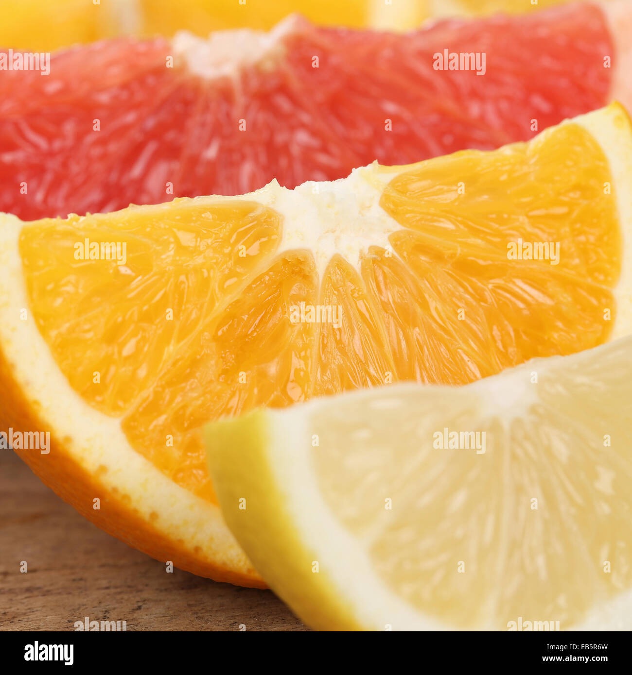 Mangiare sano closeup di fettine di arancio, limone e pompelmo frutti Foto Stock