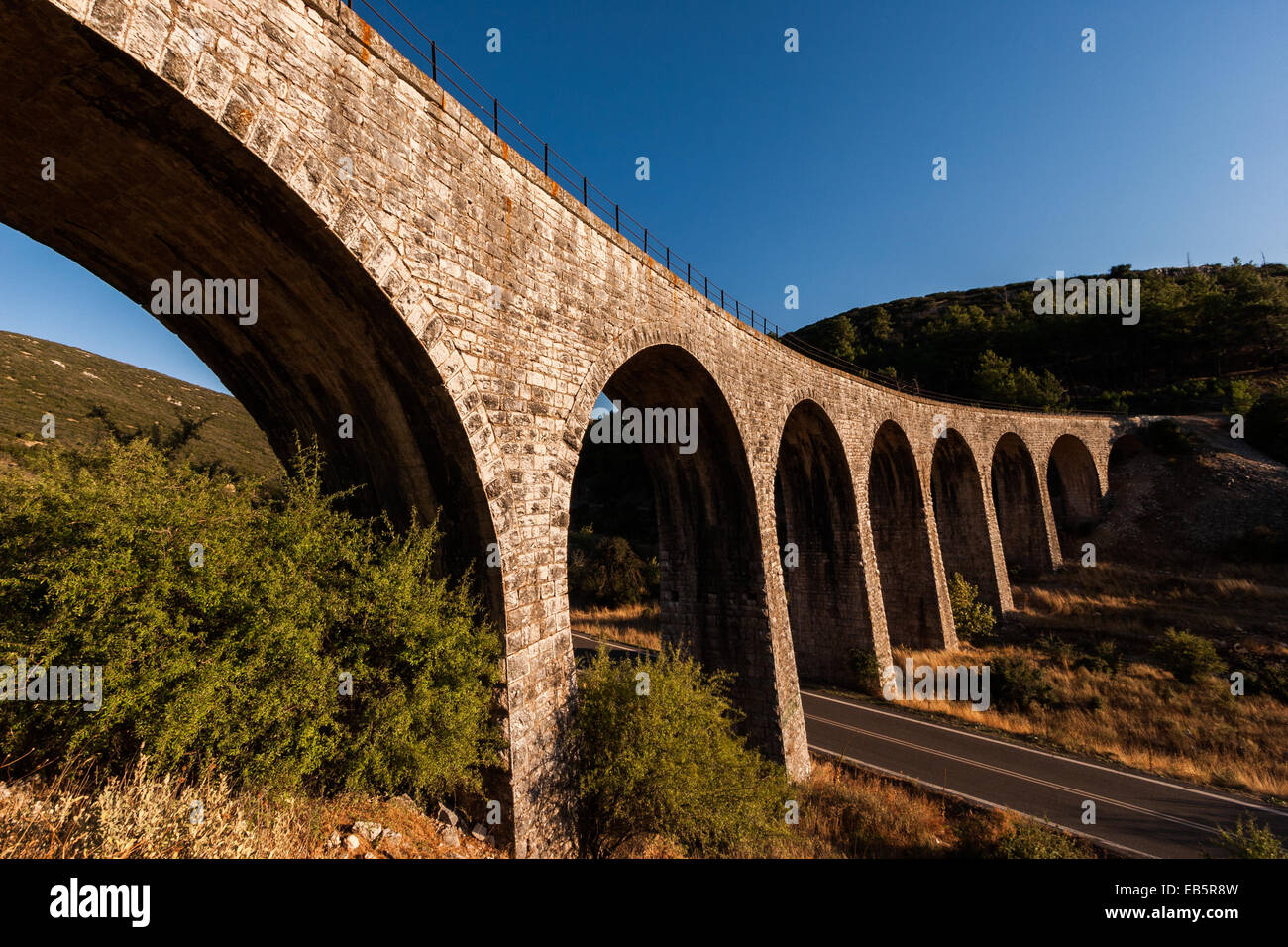 La più grande stazione ponte di pietra in Grecia (110m con 12 arcate) Foto Stock