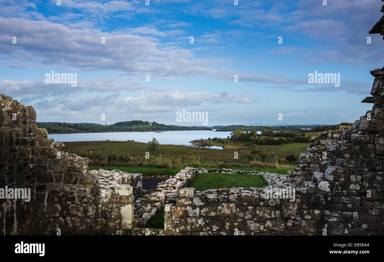 Abbassare il Lough Erne, da Santa Maria del Priorato agostiniano, Devenish Island County Fermanagh, Irlanda del Nord. Foto Stock