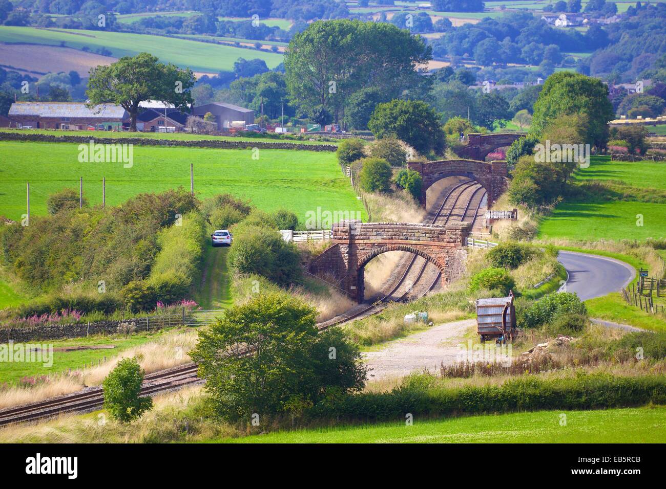 Ponti lungo la linea ferroviaria vicino ad alta Barn Farm, Langwathby, accontentarsi di Carlisle linea ferroviaria, Eden Valley, Cumbria, Inghilterra, Regno Unito. Foto Stock