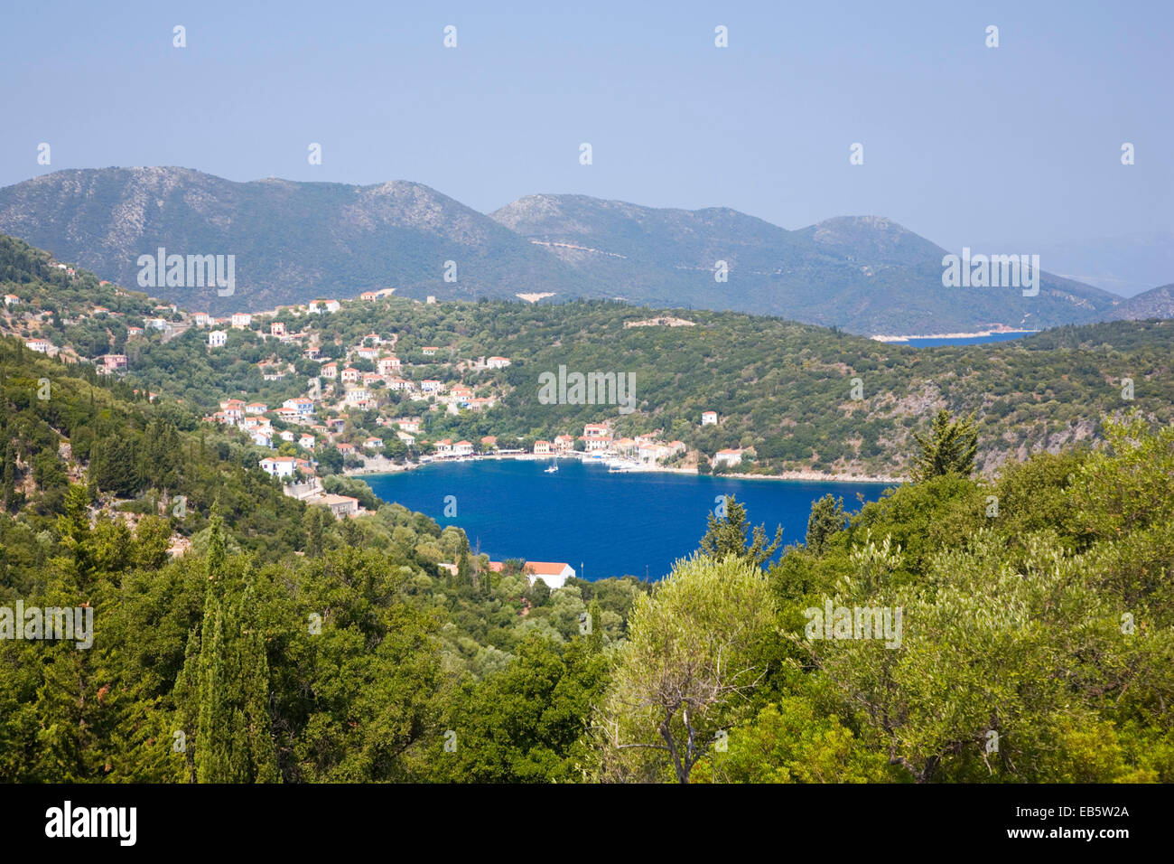 Kioni, Itaca, Isole Ionie, Grecia. Vista dalla collina boscosa oltre le profonde acque blu della Baia di Kioni. Foto Stock