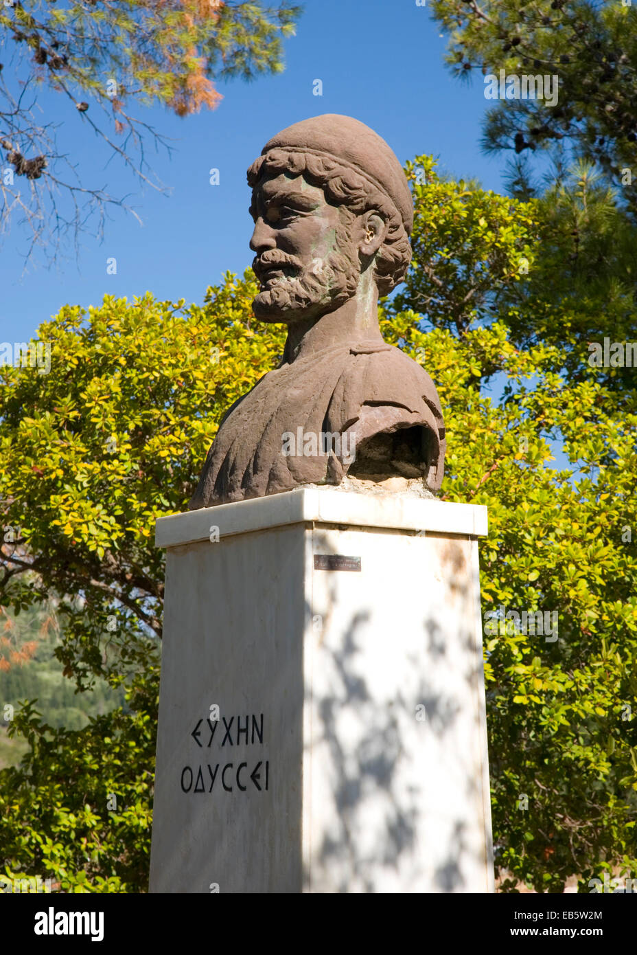 Stavros, Itaca, Isole Ionie, Grecia. Busto di Ulisse, il leggendario re di Itaca, nella piazza del villaggio. Foto Stock