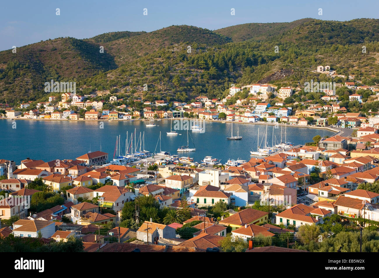 Vathi, Itaca, Isole Ionie, Grecia. Vista su colorata sui tetti della città al porto pittoresco. Foto Stock