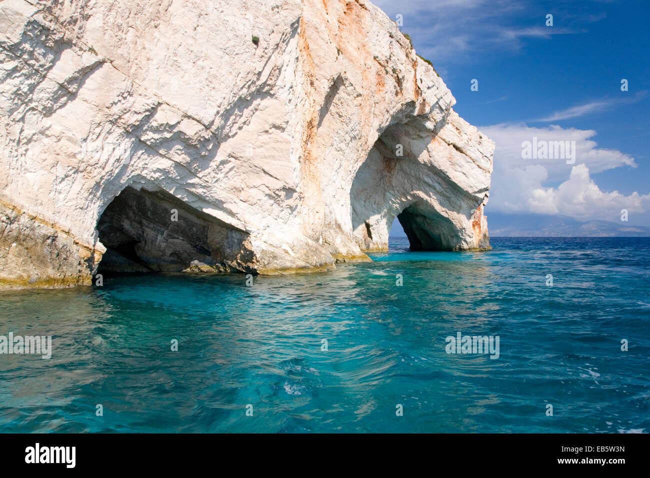 Korithi, Zante, Isole Ionie, Grecia. Gli archi in pietra calcarea la formazione di aperture per le Grotte blu a Capo Skinari. Foto Stock