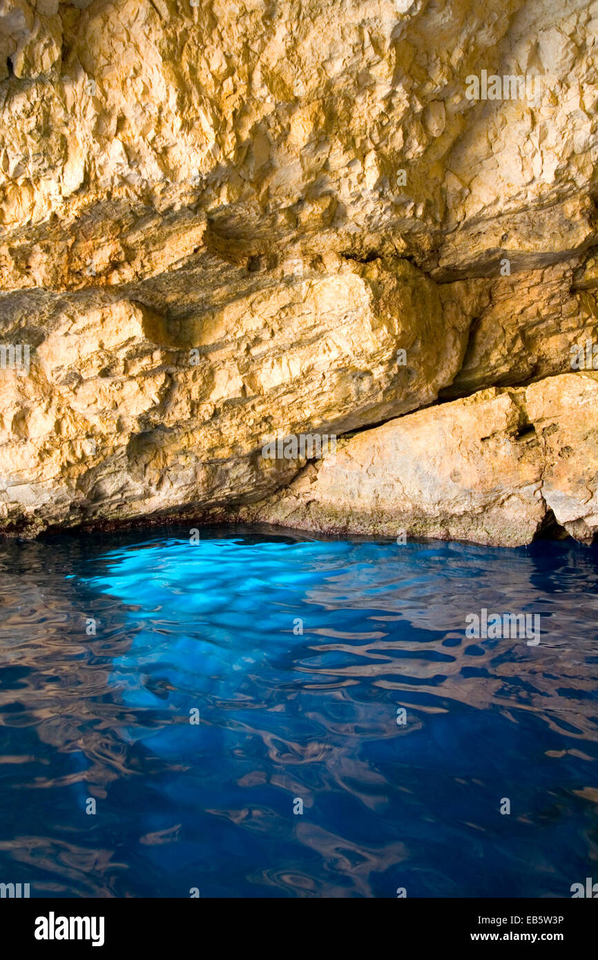 Korithi, Zante, Isole Ionie, Grecia. Blu brillante di acqua all'interno di una delle Grotte blu a Capo Skinari. Foto Stock